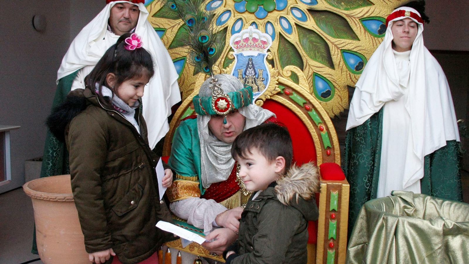 El Cartero Real, ayer a las puertas del Ayuntamiento.