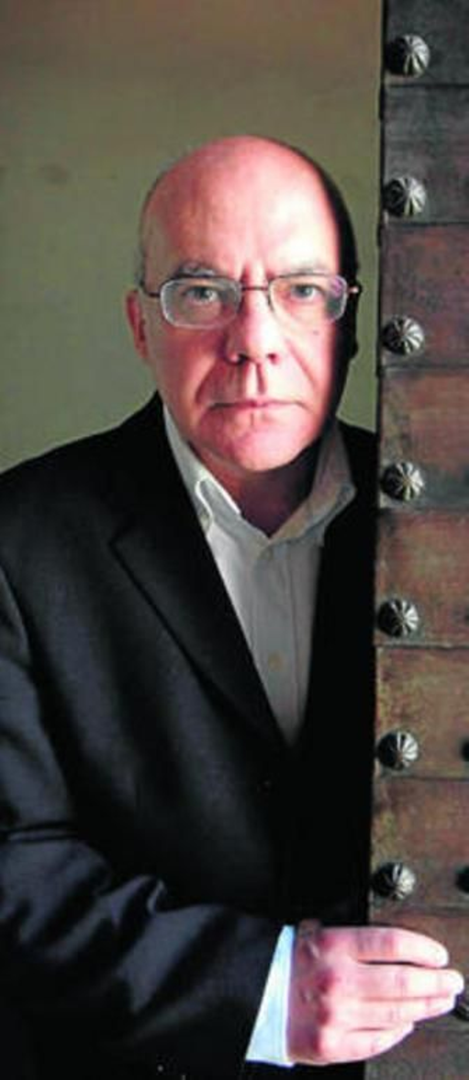 Justo Navarro presenta esta tarde su obra en el Teatro de CajaGranada.