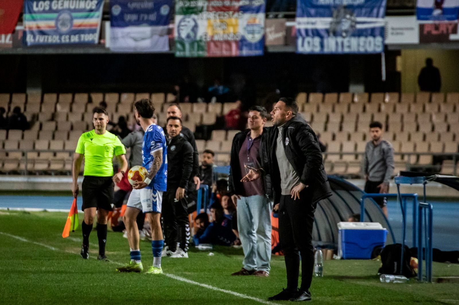 David Rocha, dando instrucciones desde la banda de Chapín.