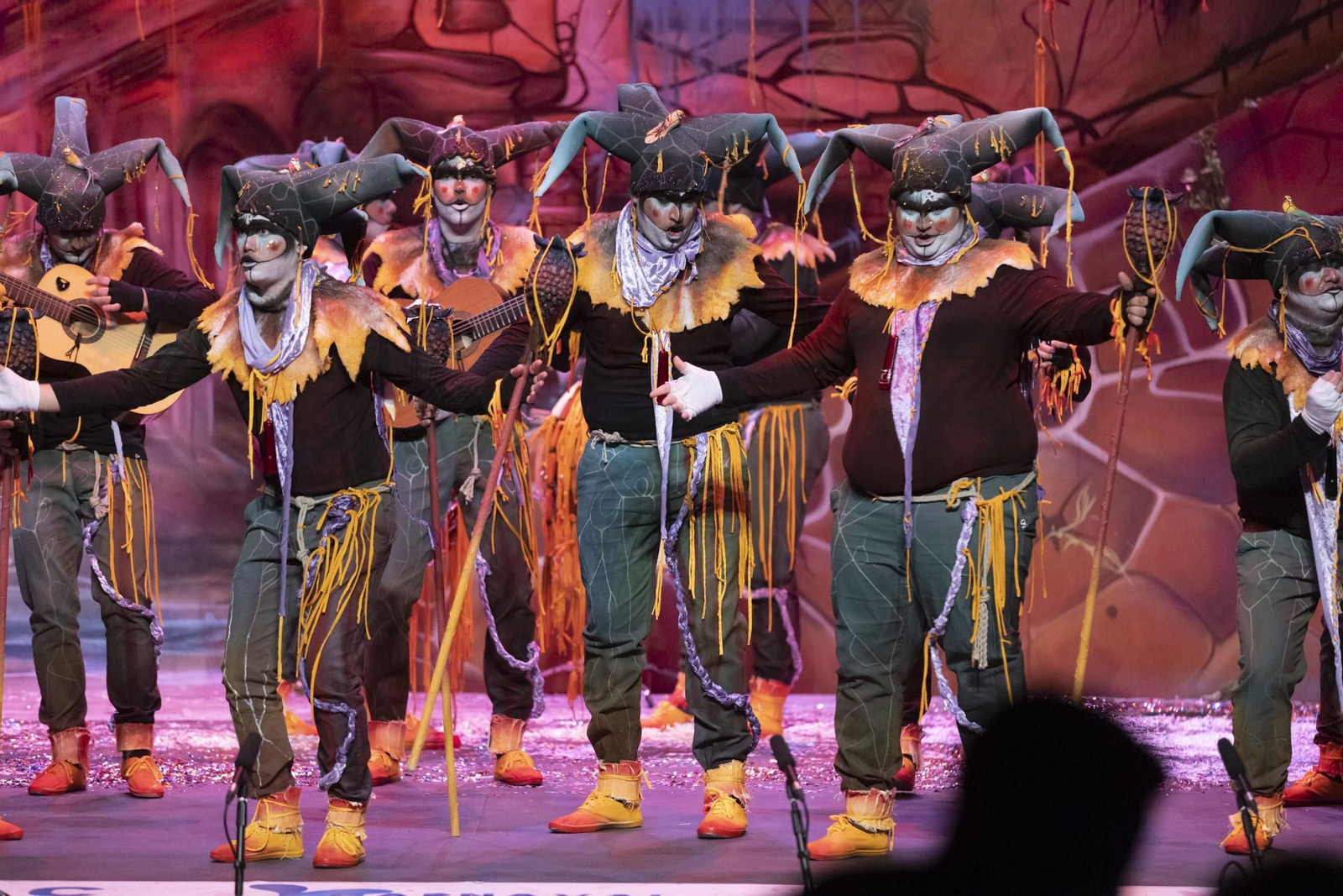 Imágenes de la actuación de la comparsa de La Palma del Condado 'La calle del guante' en el Carnaval Colombino