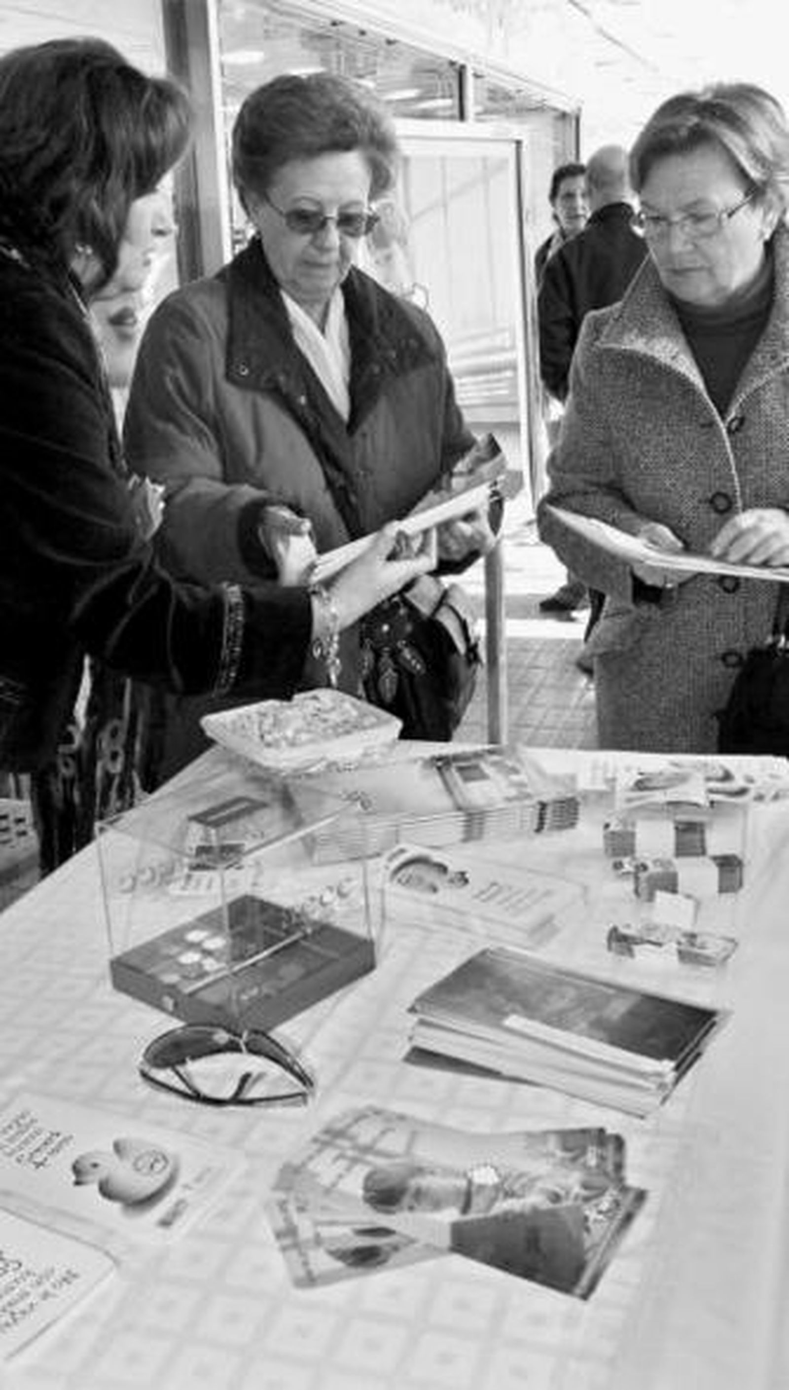 Mesa informativa en Ronda de los Tejares, ayer.