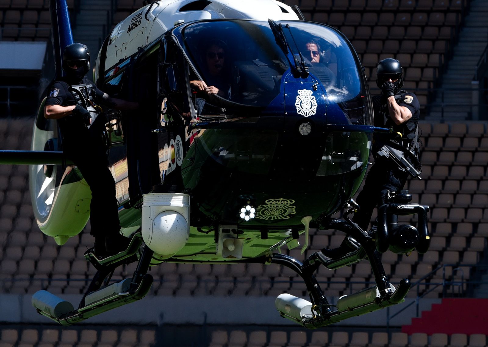 La exhibición policial con participación de la Unidad Aérea, Guías Caninos y Caballería, en imágenes