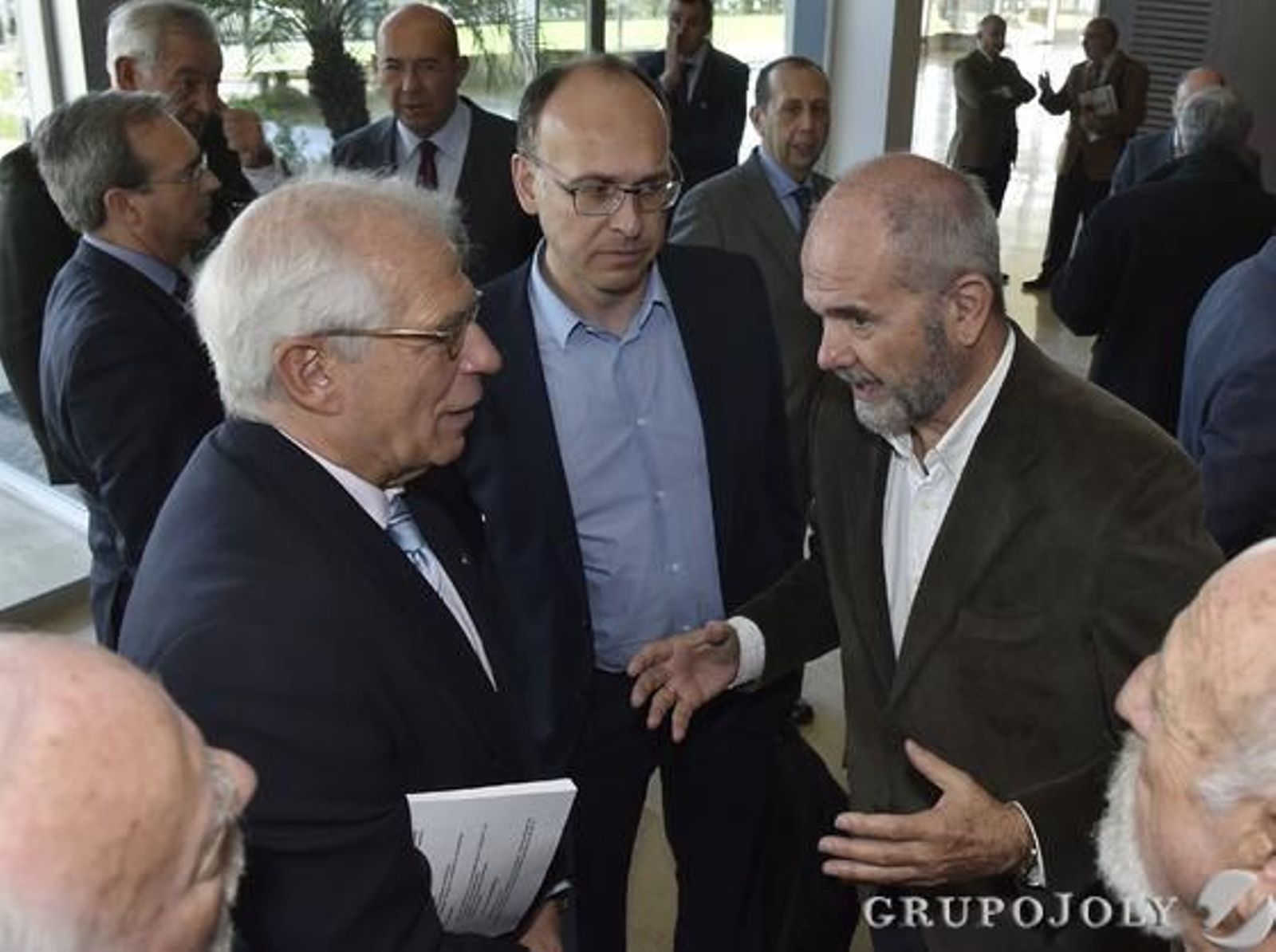 Josep Borrell; Joan Llorach, coautor de 'Las cuentas y los cuentos de la independencia', y Manuel Chaves.

Foto: Juan Carlos Vázquez/ Victoria Hidalgo