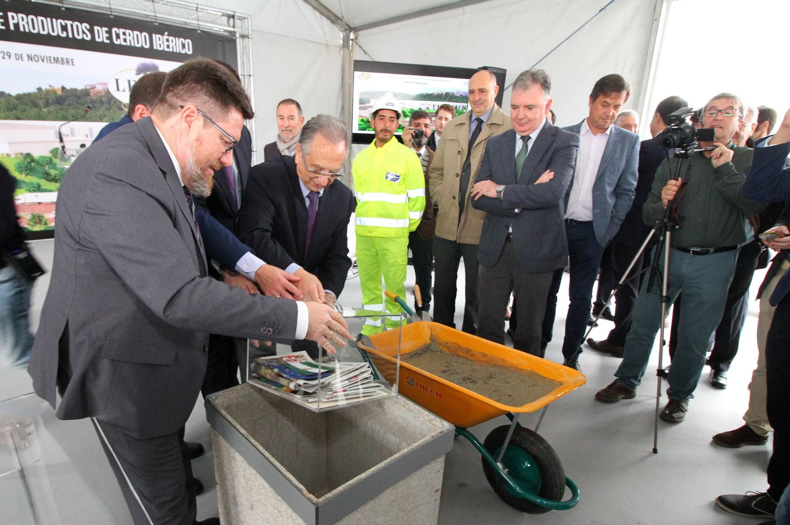 Imágenes de la colocación de la primera piedra de la planta de ElPozo en Jabugo.