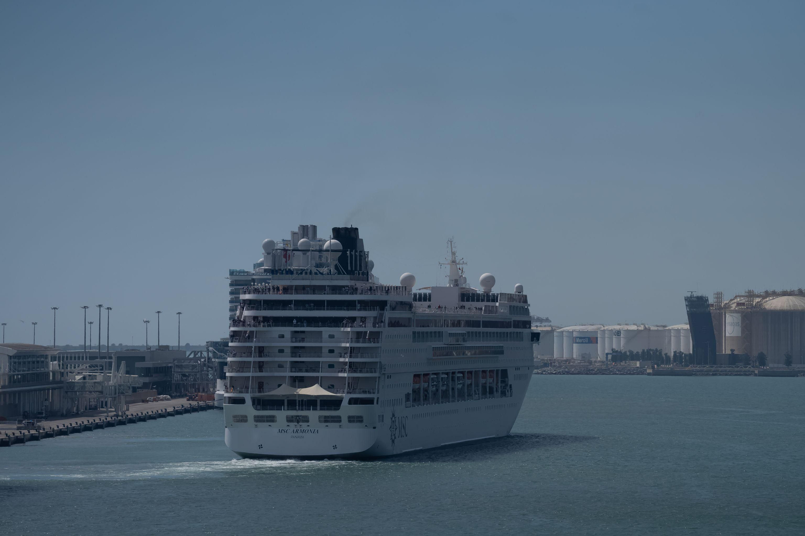 El MSC Armonía zarpa del puerto de Barcelona