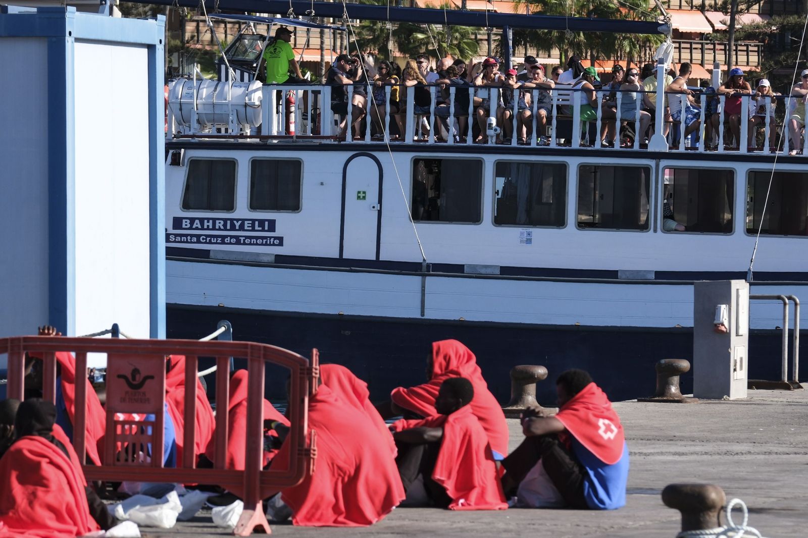Crecen las críticas de PP y Vox por el traslado de migrantes a la península