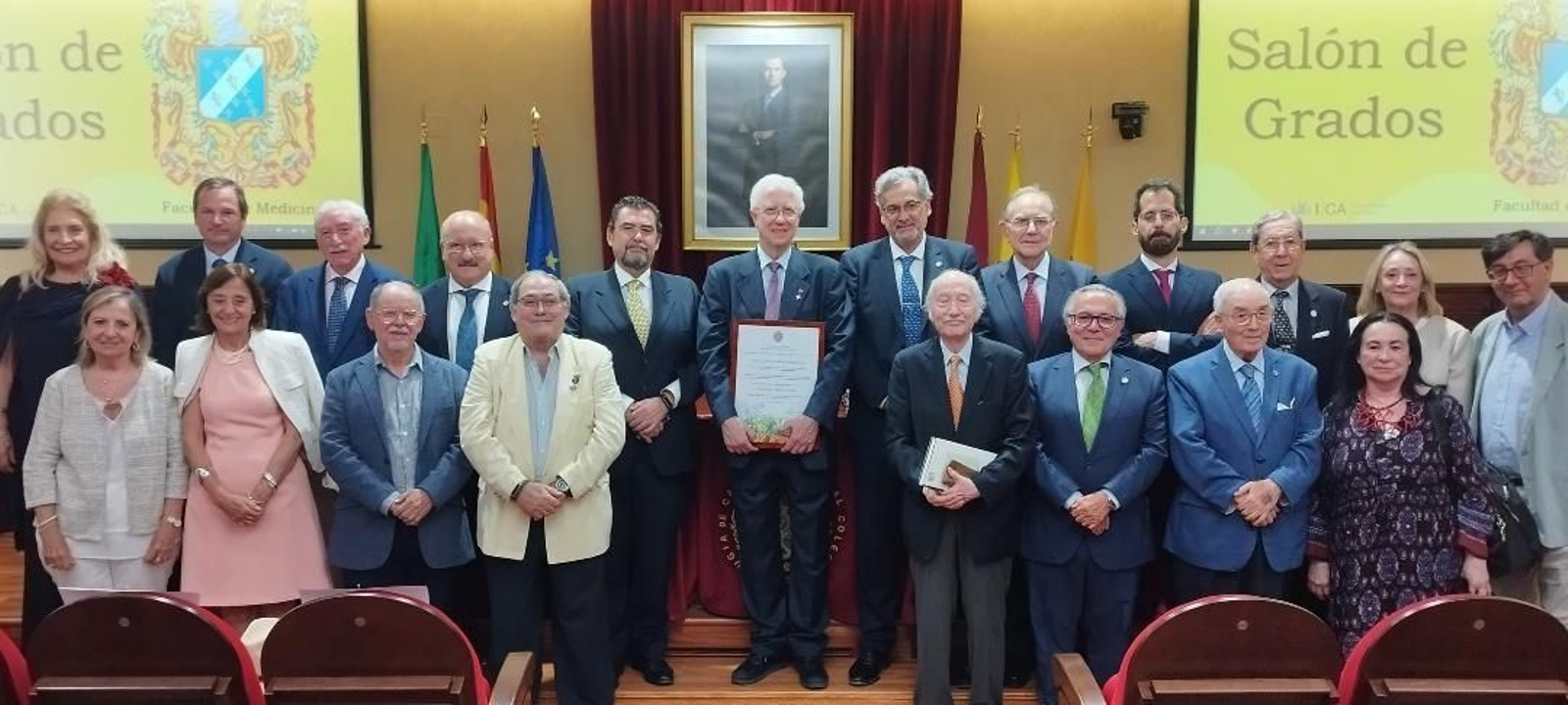 El premiado José Manuel Ron, en el Salón de Grados de la Facultad de Medicina, junto a miembros del Ateneo de Cádiz tras finalizar el acto. El premiado José Manuel Ron, en el Salón de Grados de la Facultad de Medicina, junto a miembros del Ateneo de Cádiz tras finalizar el acto.