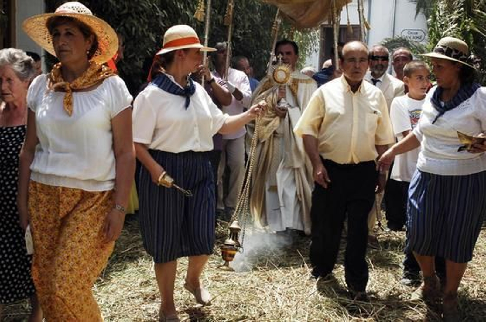 A pesar del caluroso día, ambas procesiones (declaradas de interés turístico) fueron seguidas por una gran cantidad de vecinos y visitantes. /Fotos: Ramón Aguilar  Foto: Ramon Aguilar