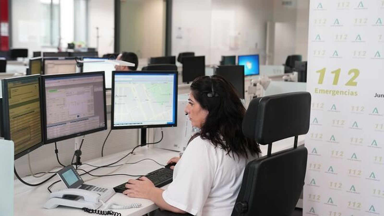 Una gestora del servicio de asistencia de Emergencias 112.