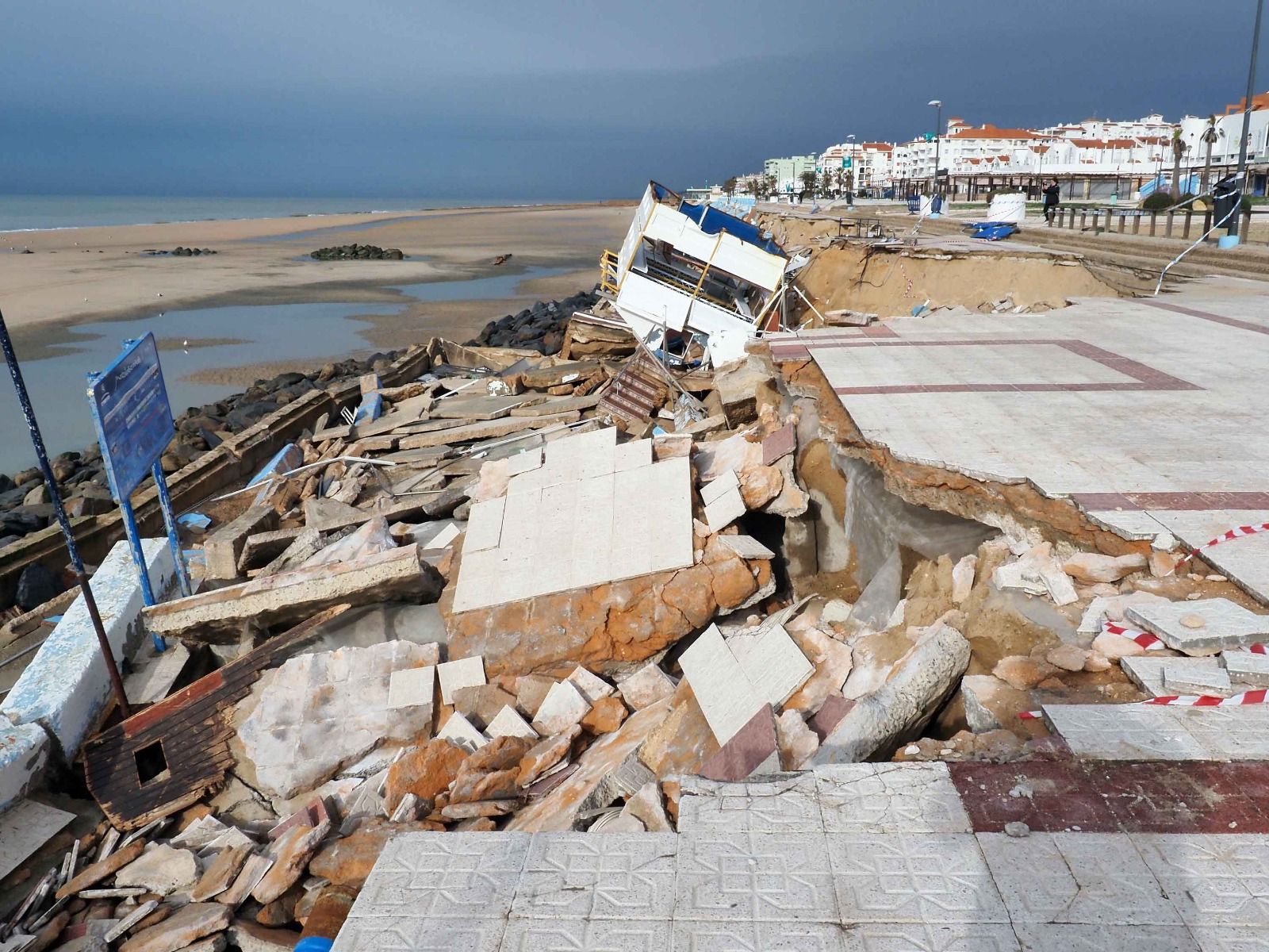 Las fotos de los destrozos del temporal en el paseo marítimo de Matalascañas
