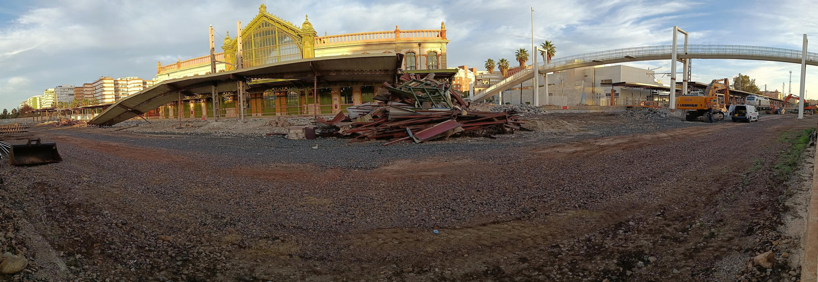 Las imágenes de la pasarela de Renfe que pasa a mejor vida, en Almería