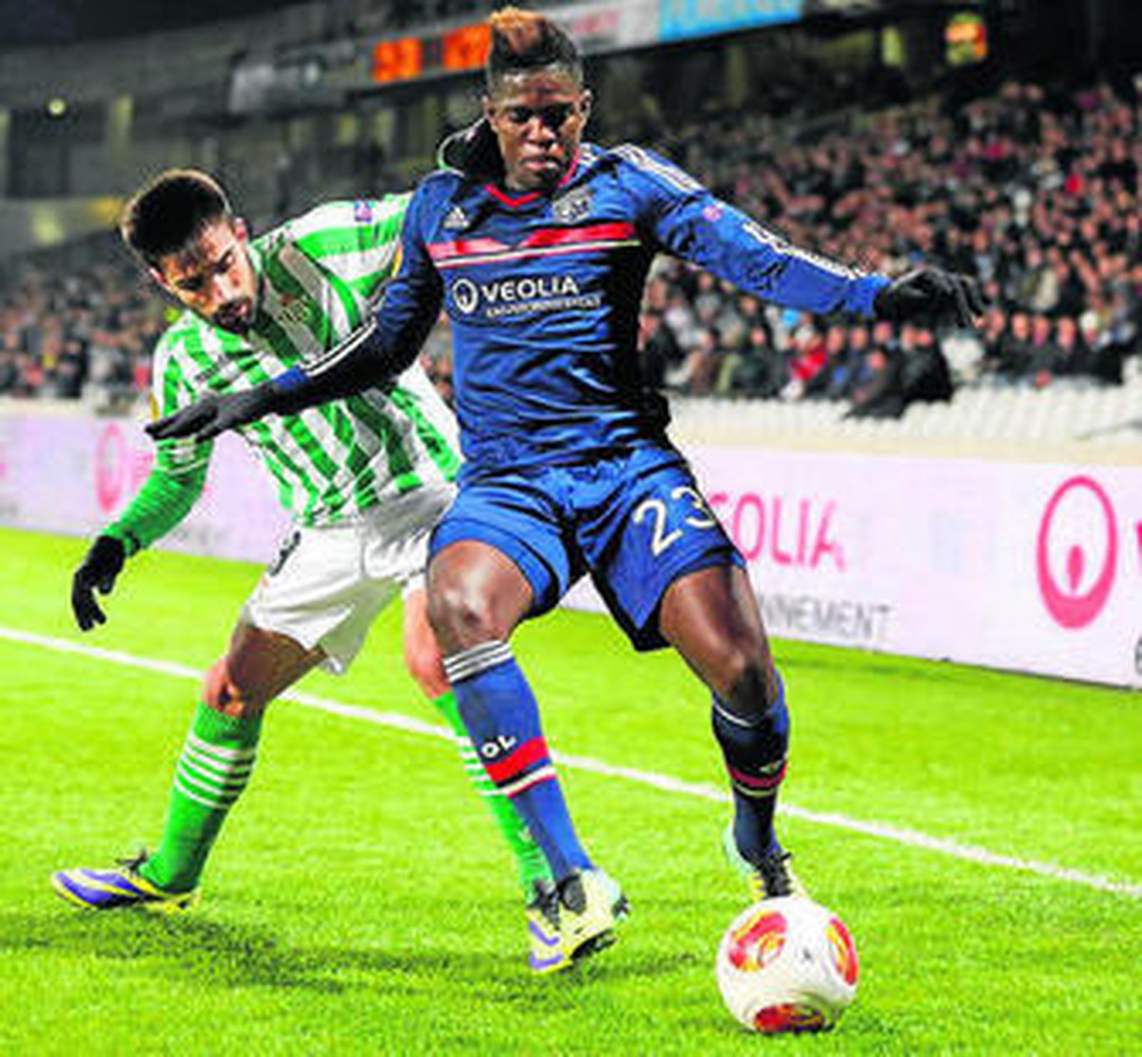 Chuli presiona a un futbolista del Olympique de Lyon en la Europa League.