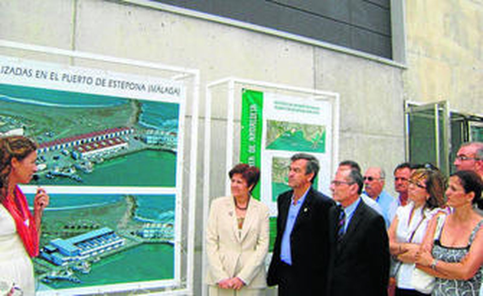 El alcalde y la consejera atienden las explicaciones sobre las nuevas instalaciones.