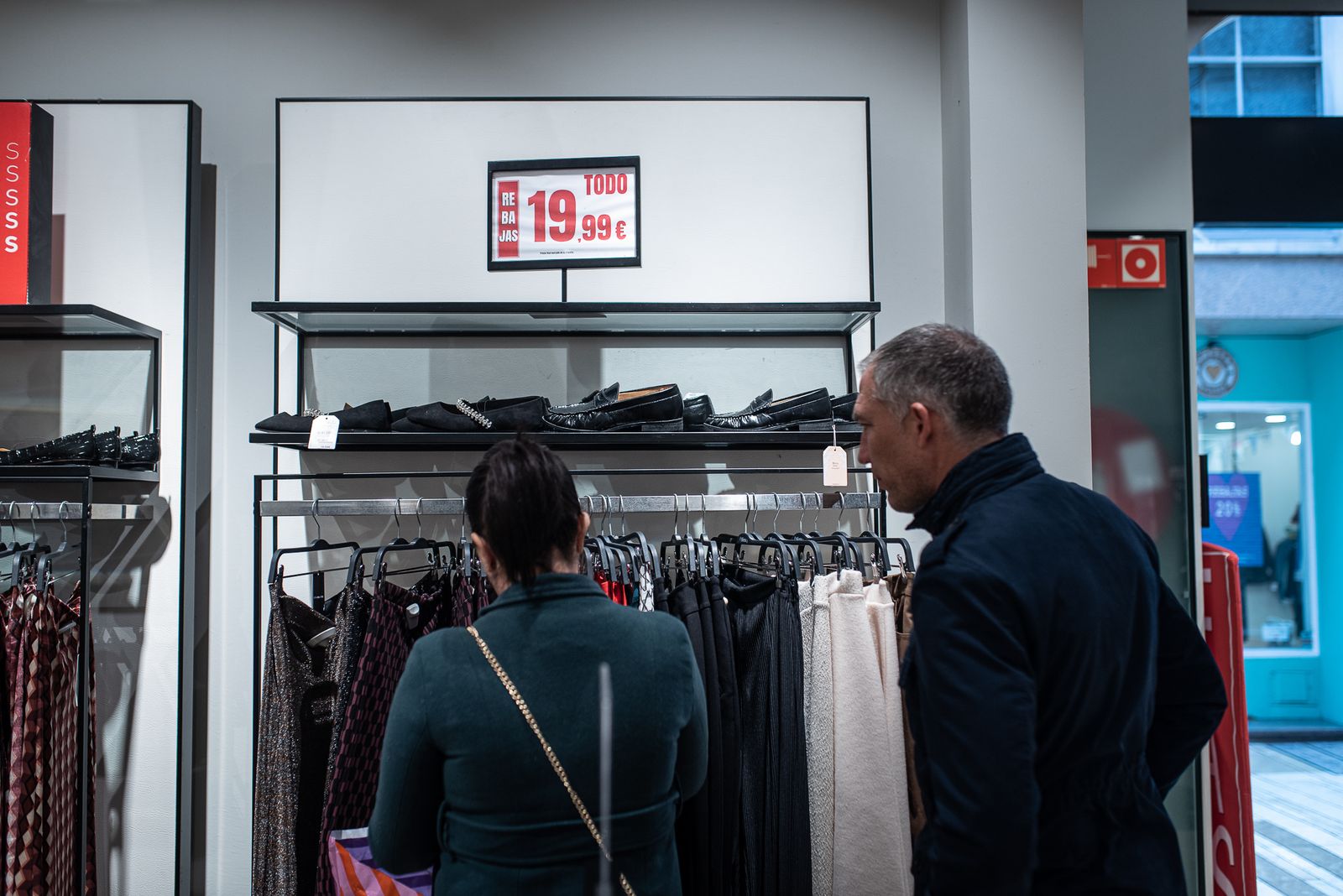 Imágenes del primer día de rebajas en los comercios de Huelva