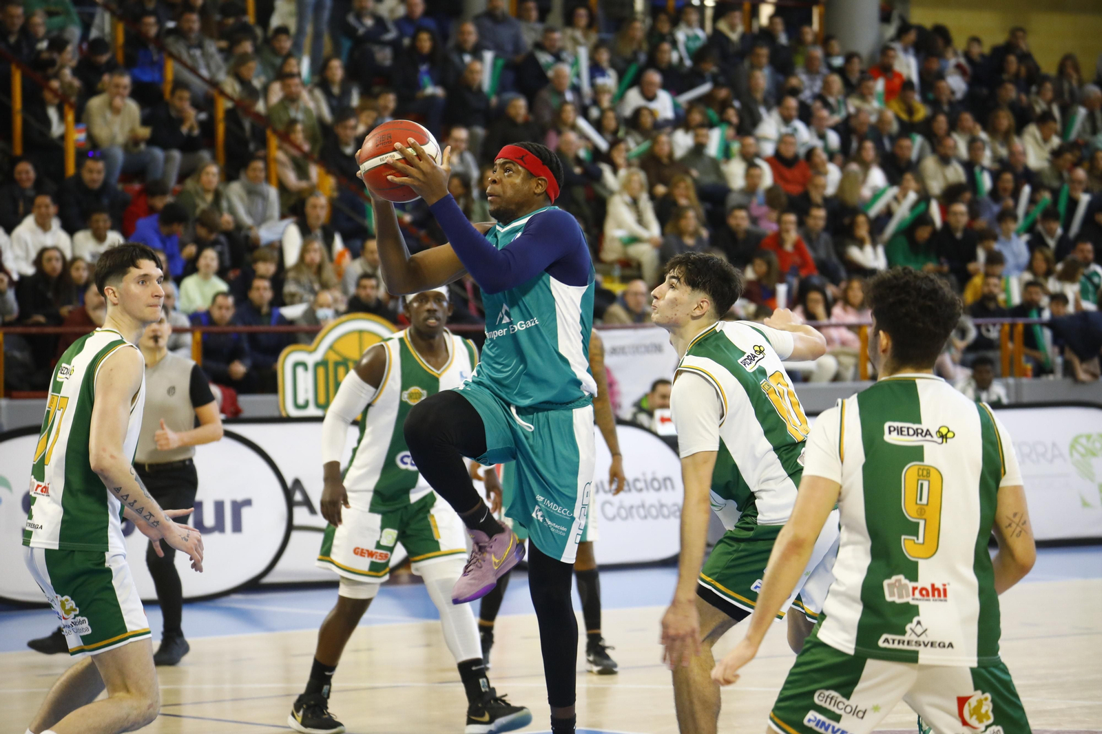 Las mejores fotos del ambiente en Vista Alegre para el derbi entre el Coto Córdoba y el UCB Camper Eurogaza