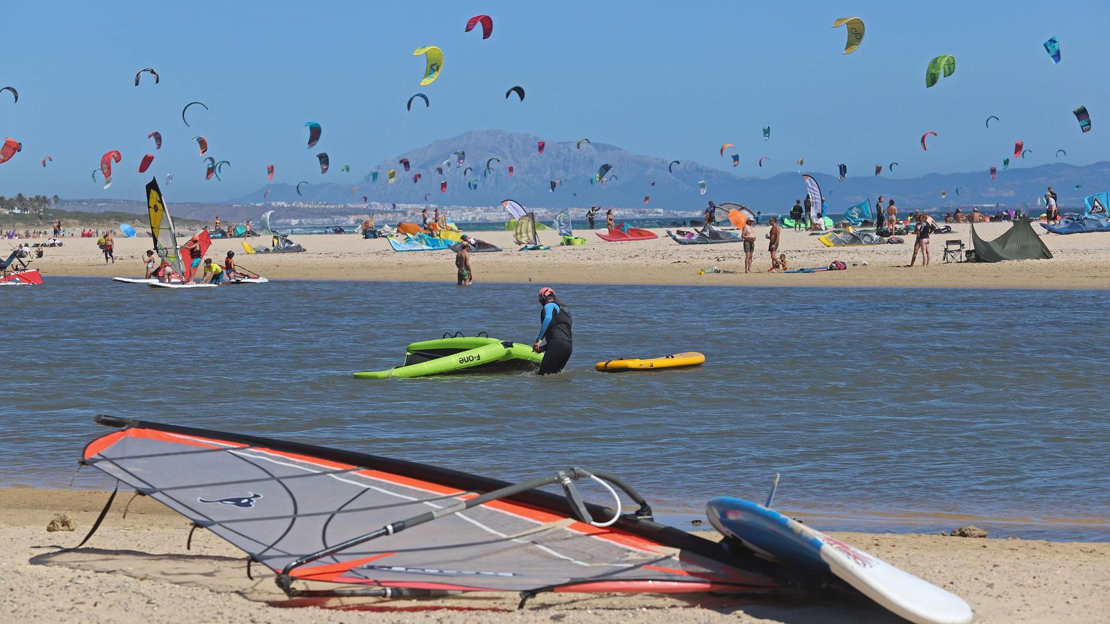 Deportes de viento en una de las playas de Tarifa.
