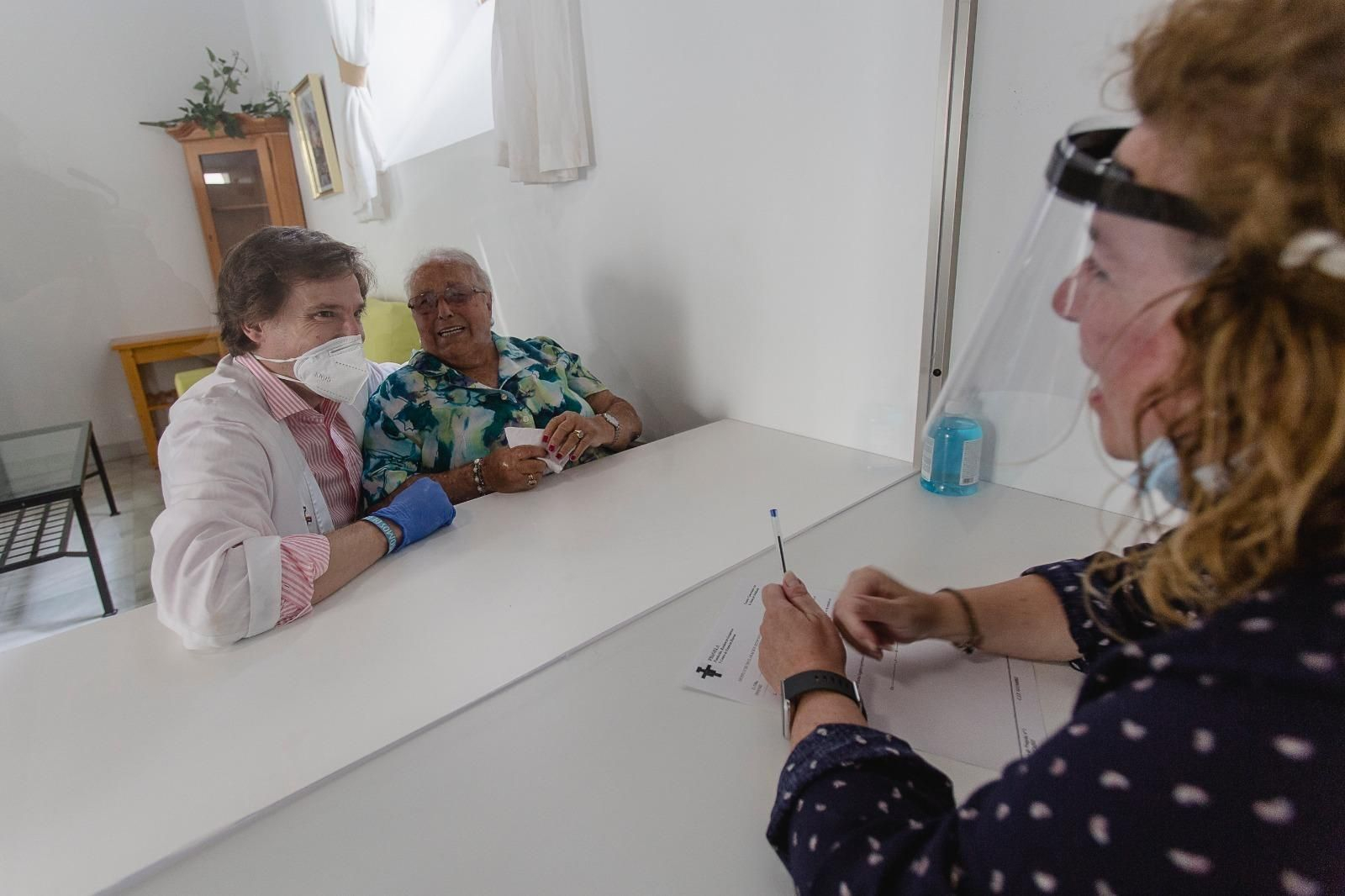 Una de las primeras visitas en el centro de mayores de Fragela de Cádiz tras el confinamiento.