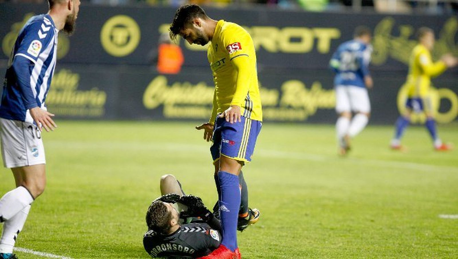 Jona abre las manos como lamentándose en una acción en la que le gana la partida el portero del equipo rival.