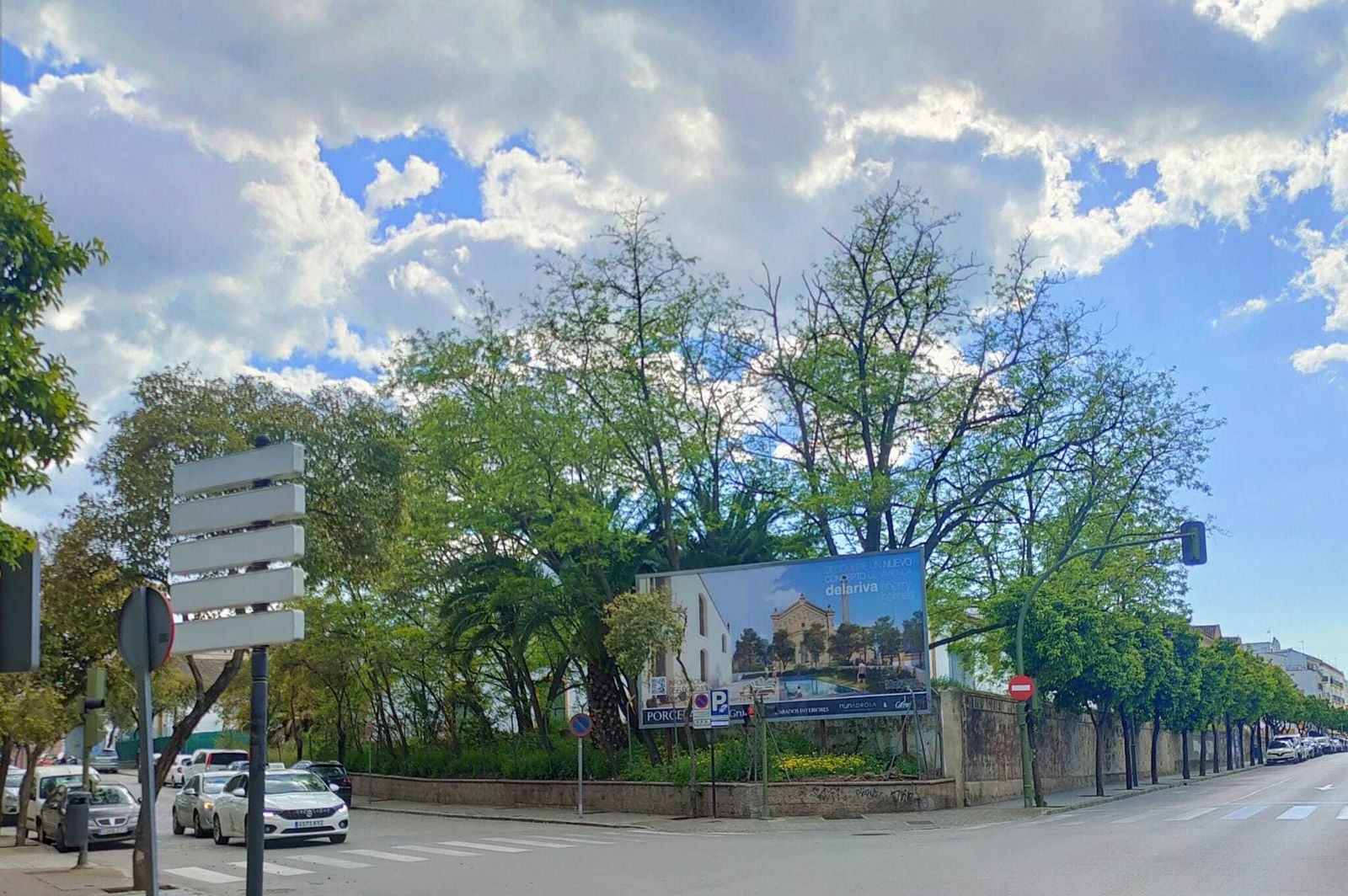 Cartel anunciador de la promoción prevista en las antiguas bodegas De la Riva.