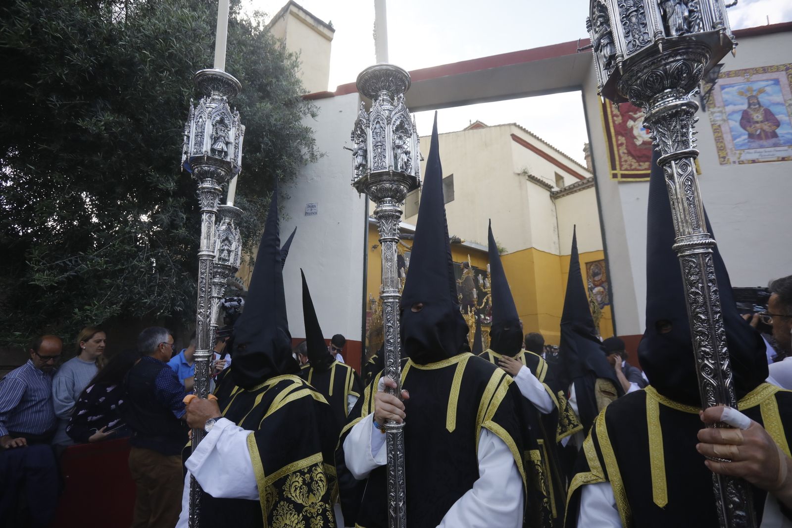 Jueves Santo en Córdoba: La procesión del Cristo de Gracia, en imágenes