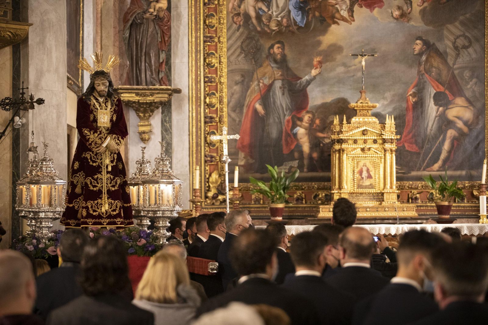 Los vía crucis del Viernes de Dolores, en imágenes