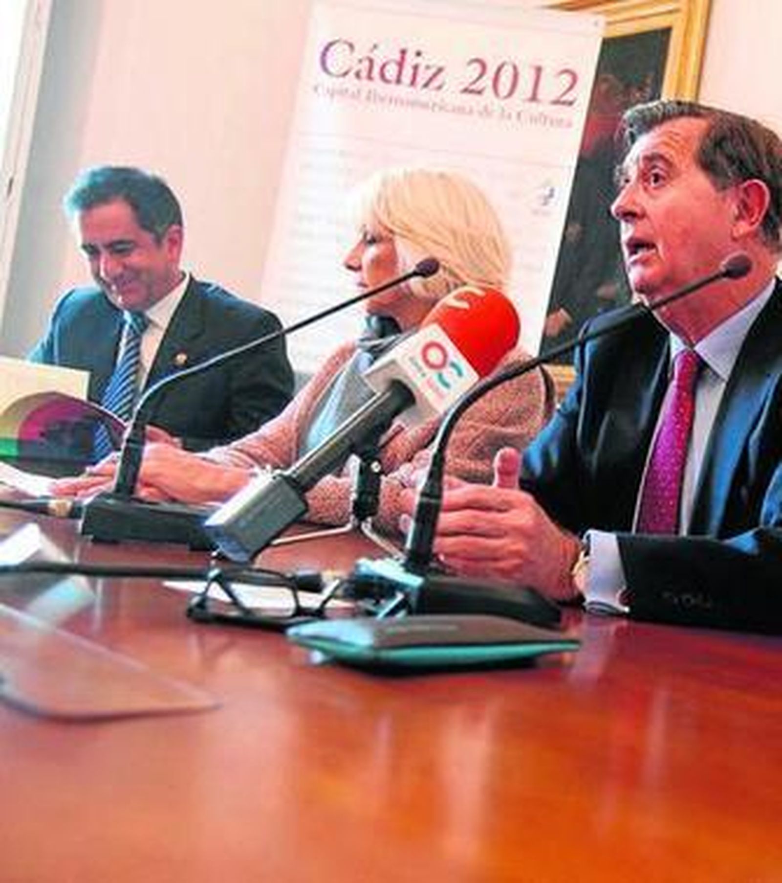 García León, a la derecha, junto a Teófila y el alcalde de Quito.