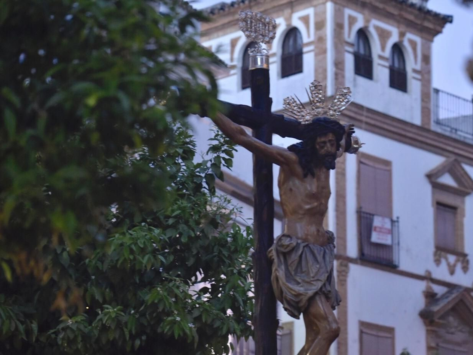 Las imágenes del Vía Crucis de las Cofradías de Sevilla con el Cristo de la Conversión de Montserrat