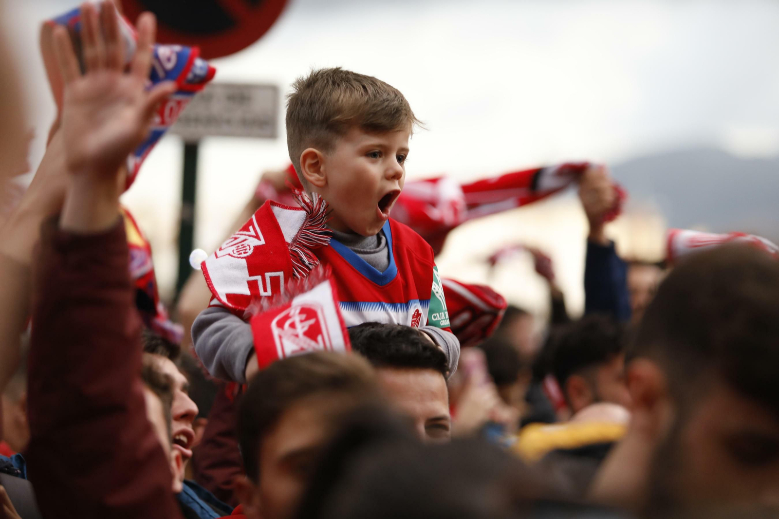 Apoteósico recibimiento a la plantilla del Granada