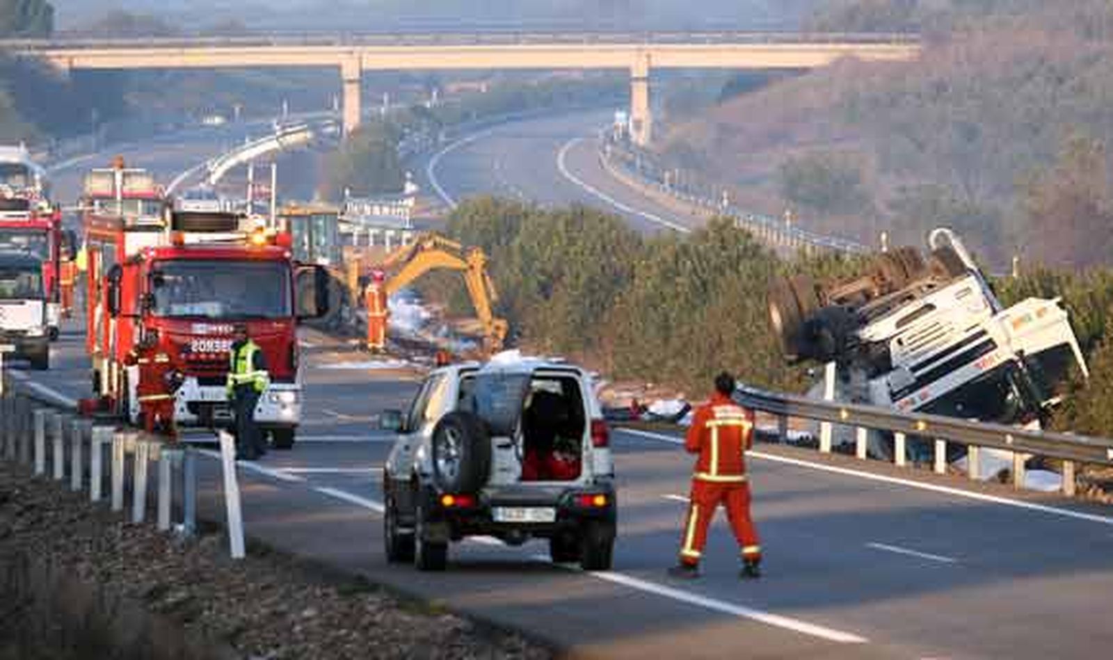 Reabren la A-49 tras la retirada de los restos del accidente