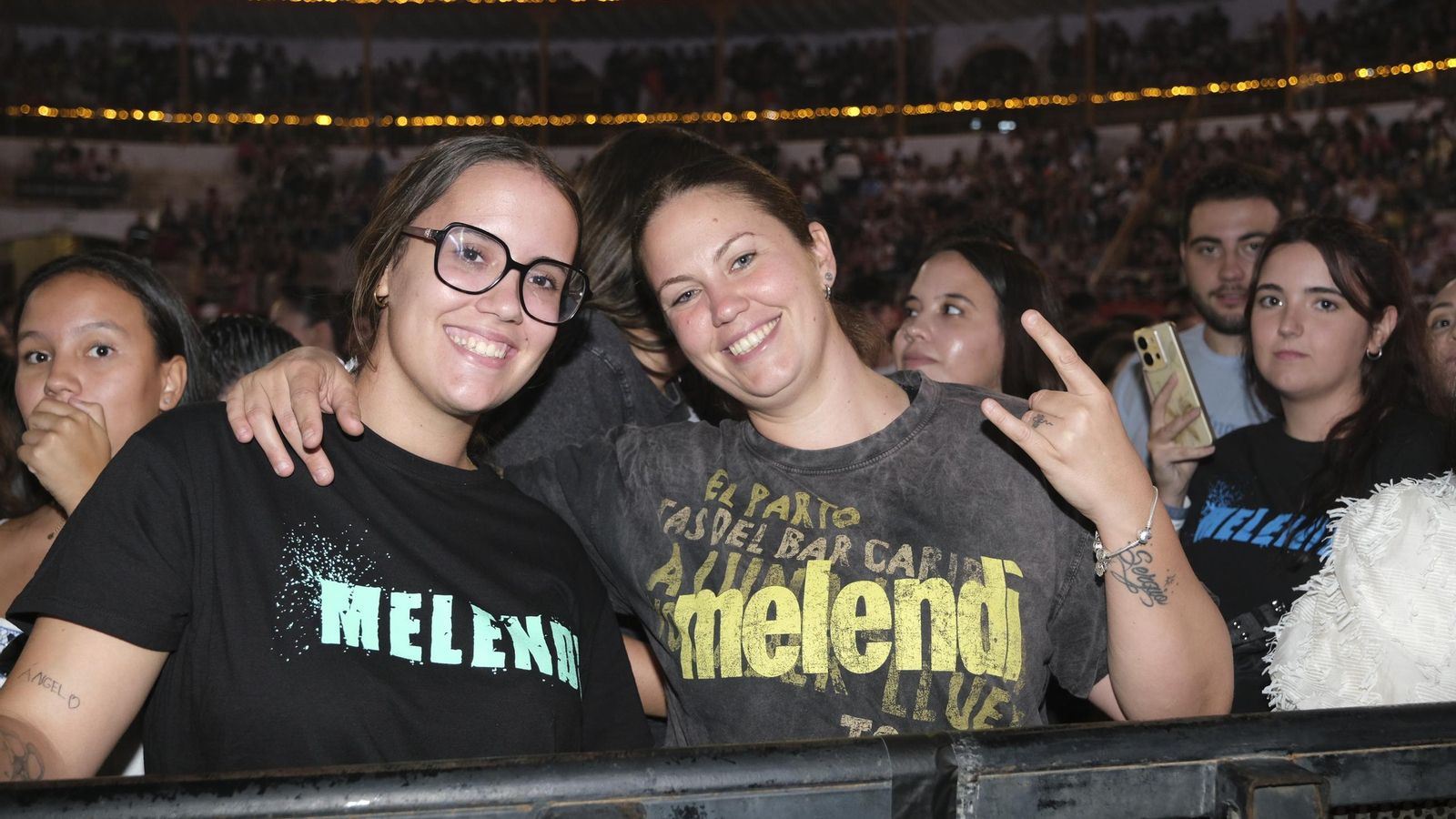 Algunas seguidoras acudieron con camisetas con el nombre del artista.