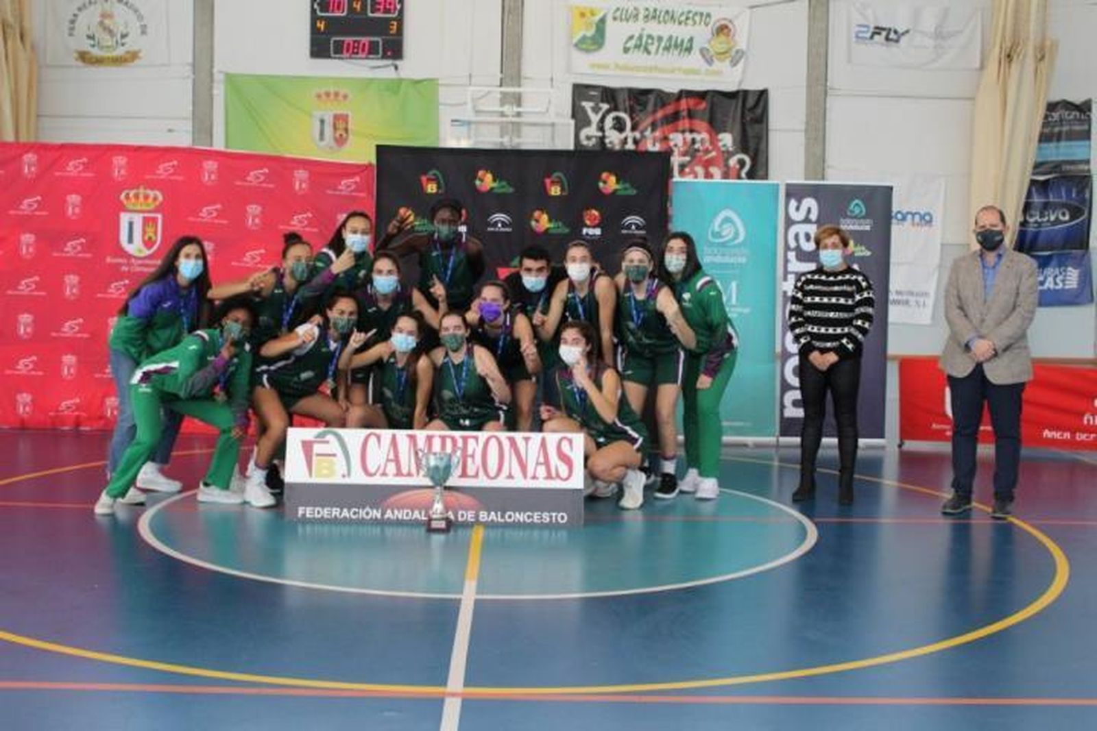 Las jugadoras del Unicaja celebran el título.