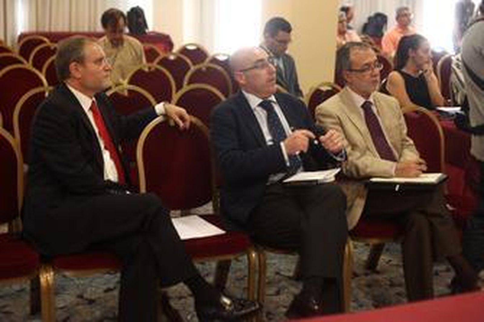 Los administradores concursales del Cádiz, en una reunión del Consejo de Administración. /Joaquín Pino