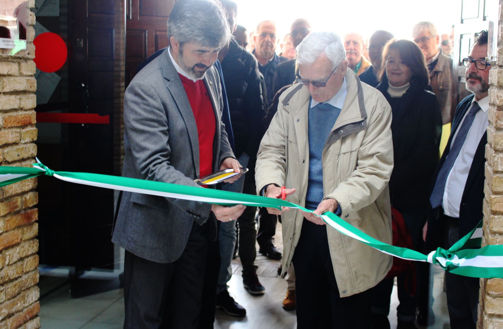 Joaquín Navarro, ayer, entre Modesto González, alcalde de Coria, y Eloísa Baena, de Archivo de Comisiones Obreras