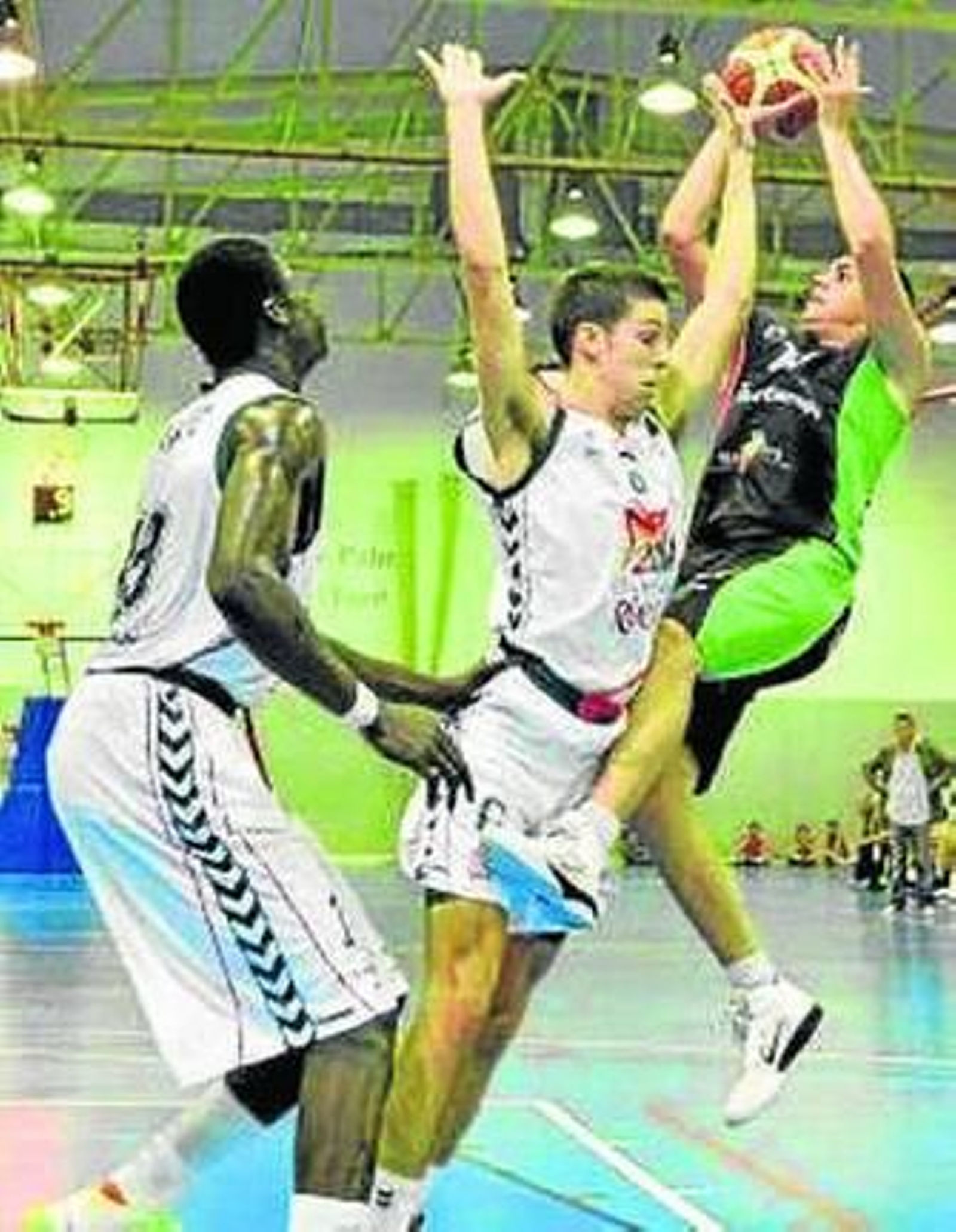 Conde, ante un rival.