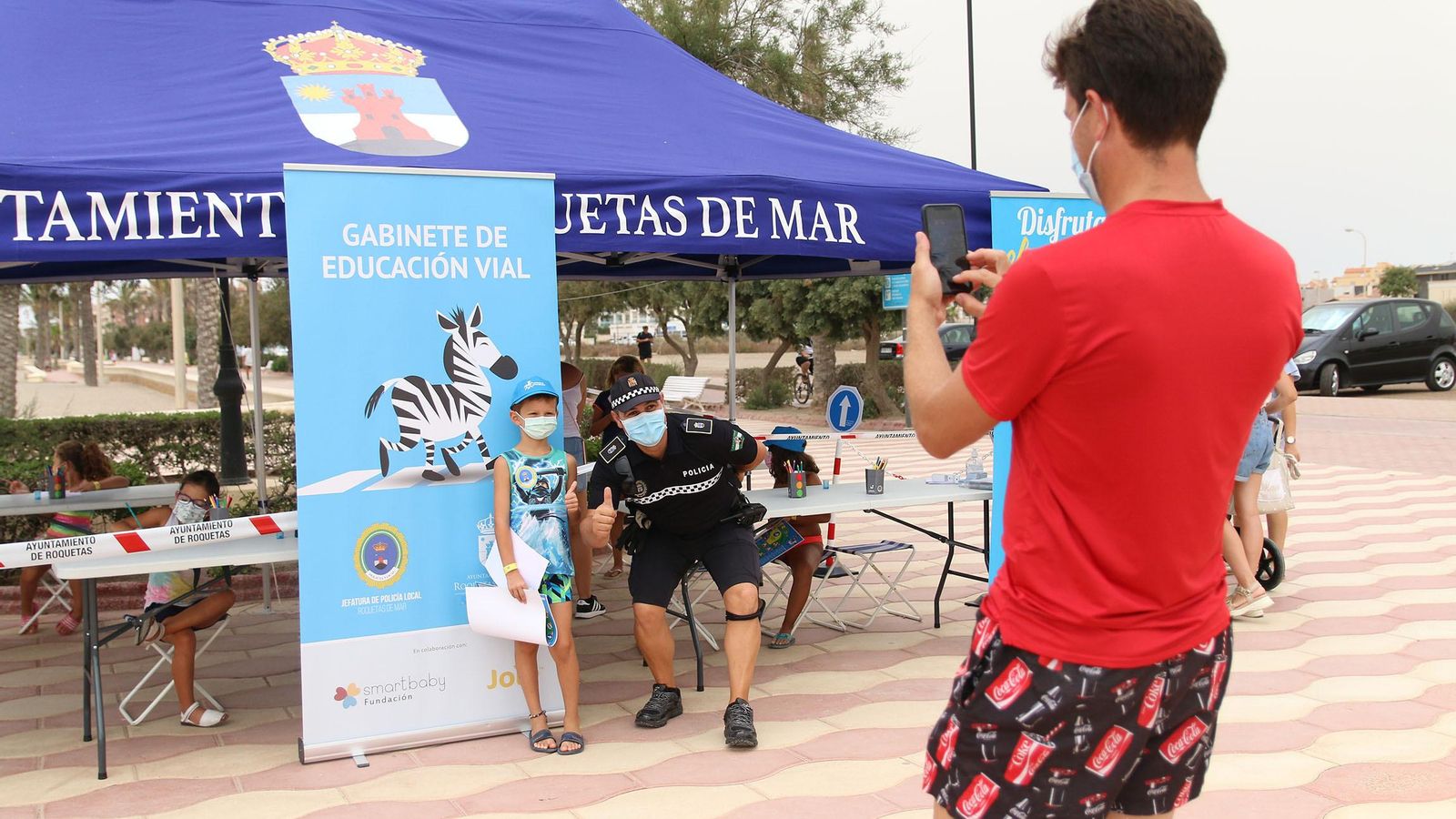 Ricardo Alemán junto a un niño en las actividades celebradas en agosto en las playas