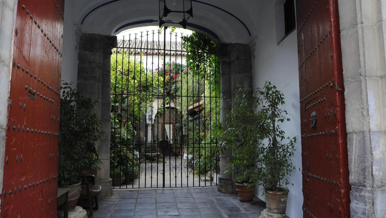 Los Patios de Córdoba se acicalan para su apertura en otoño, en fotografías