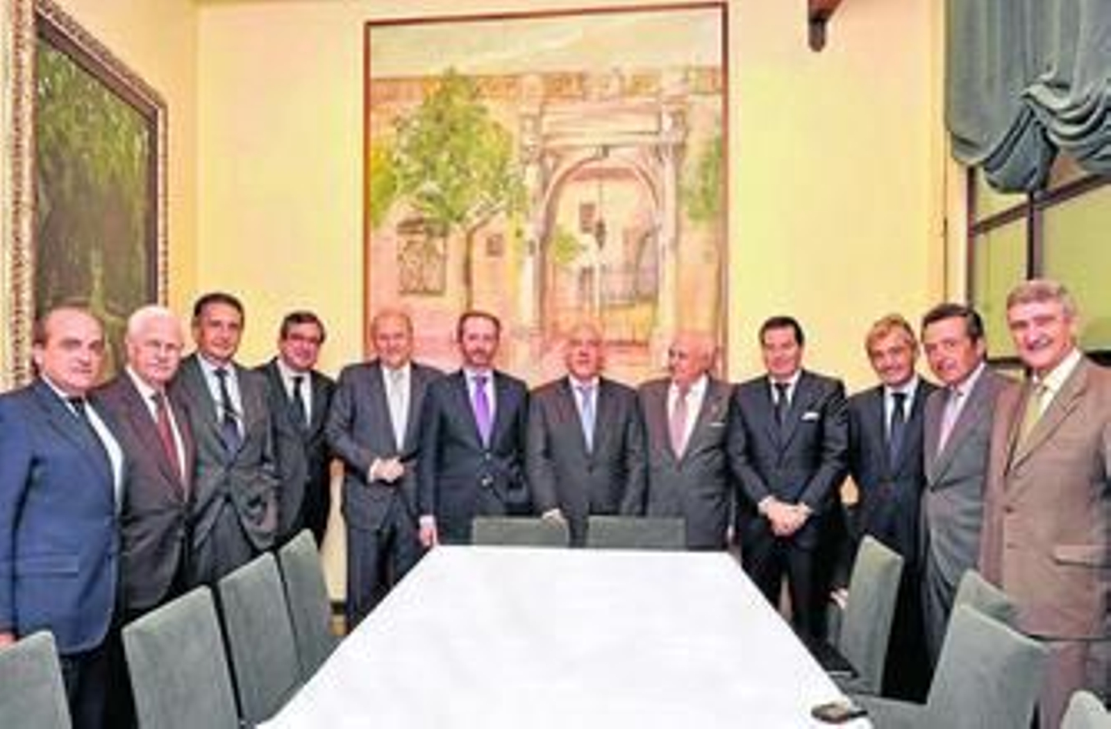 El presidente de Ernst & Young junto a los empresarios que tomaron la decisión del galardón en Sevilla.