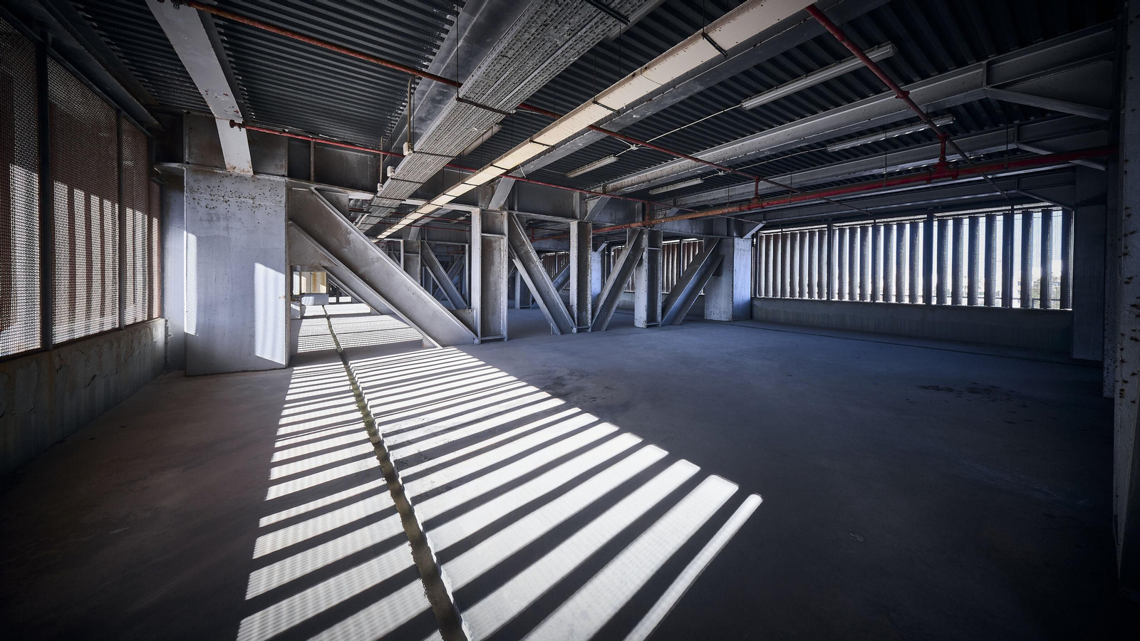 Interior del vestíbulo de la estación de Adif de Cádiz.