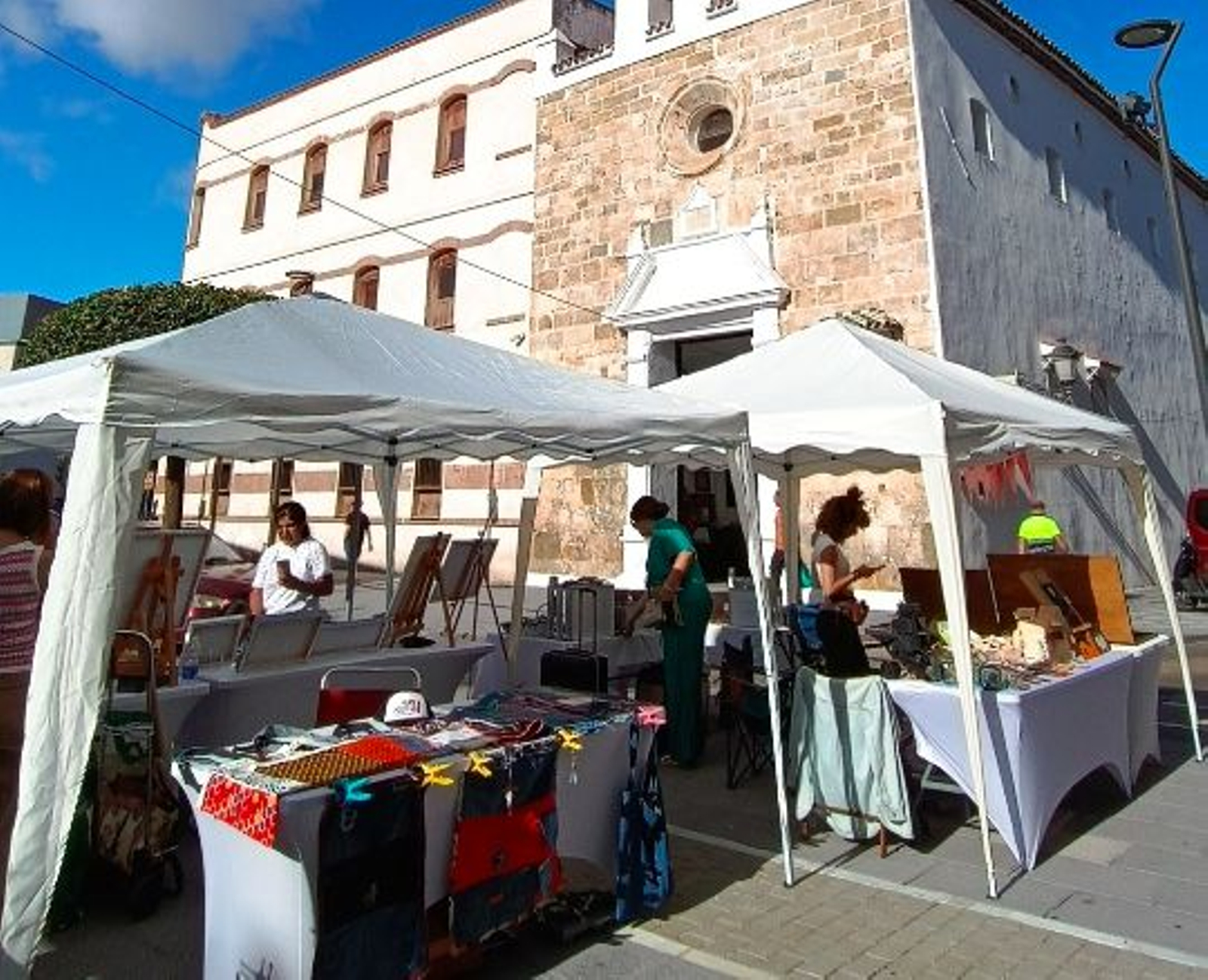 Una edición pasada del Mercado del Arte en la plaza Juan de Lima