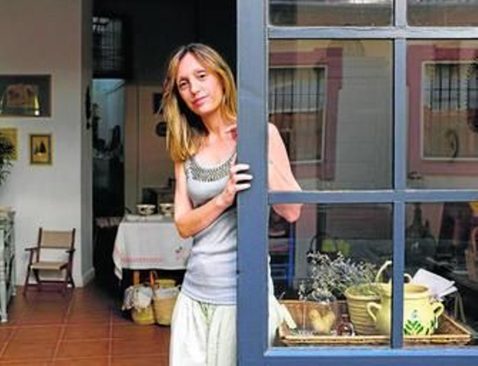 Nines Gracia, en la puerta de la tienda de decoración que ha abierto en la calle Amparo.