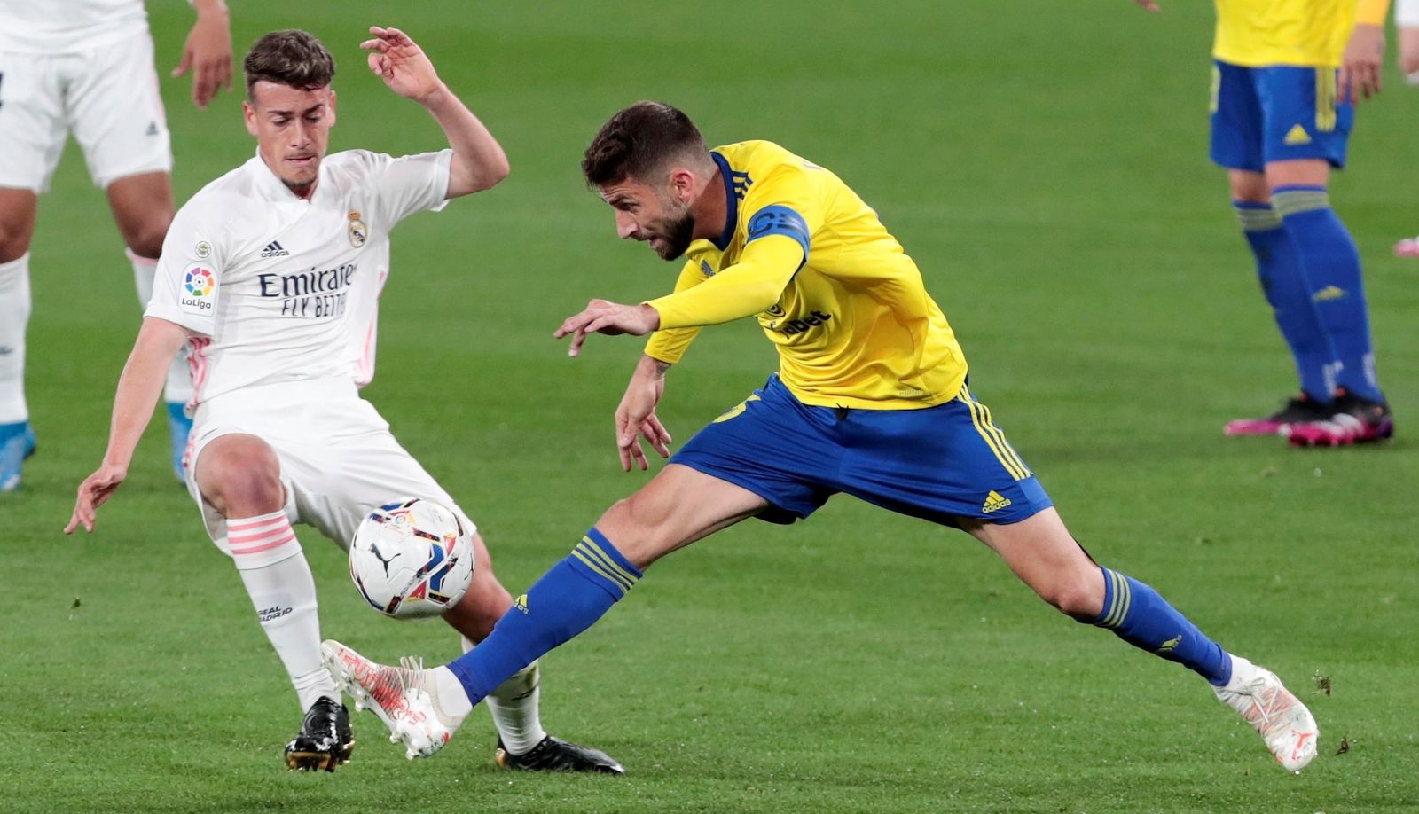 Antonio Blanco presiona a José Mari, del Cádiz, en un partido con el Real Madrid