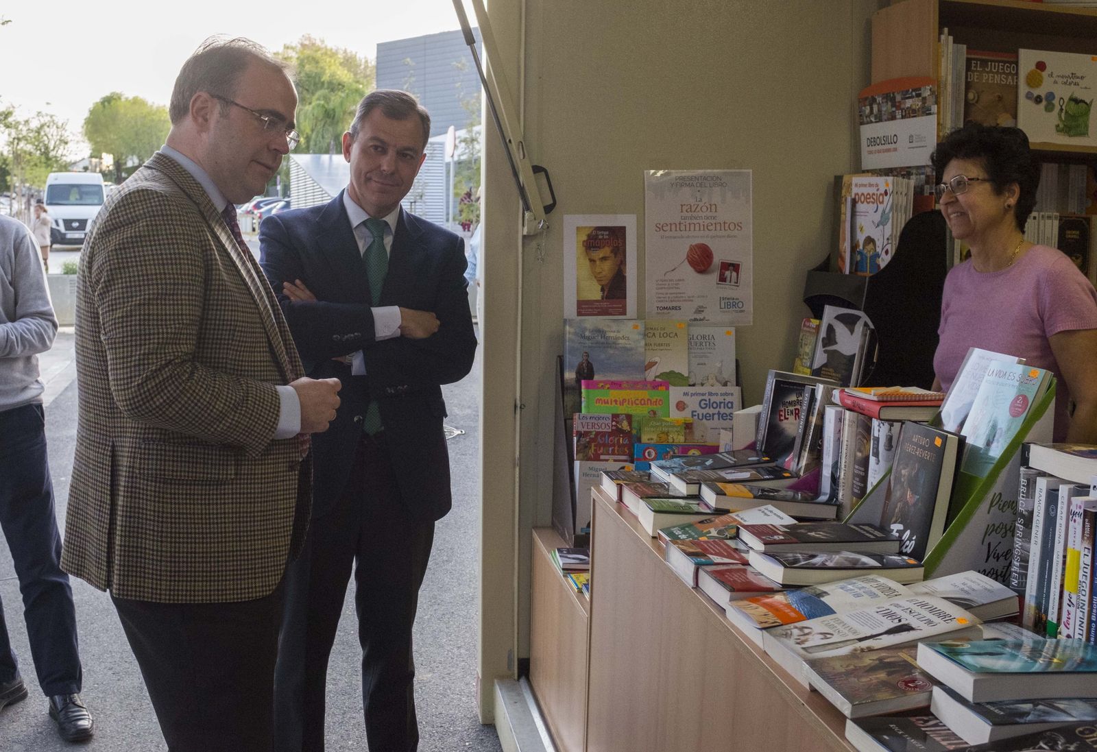 El alcalde Tomares, José Luis Sanz, y el periodista Carlos Navarro, minutos antes del Pregón de la Feria del Libro.