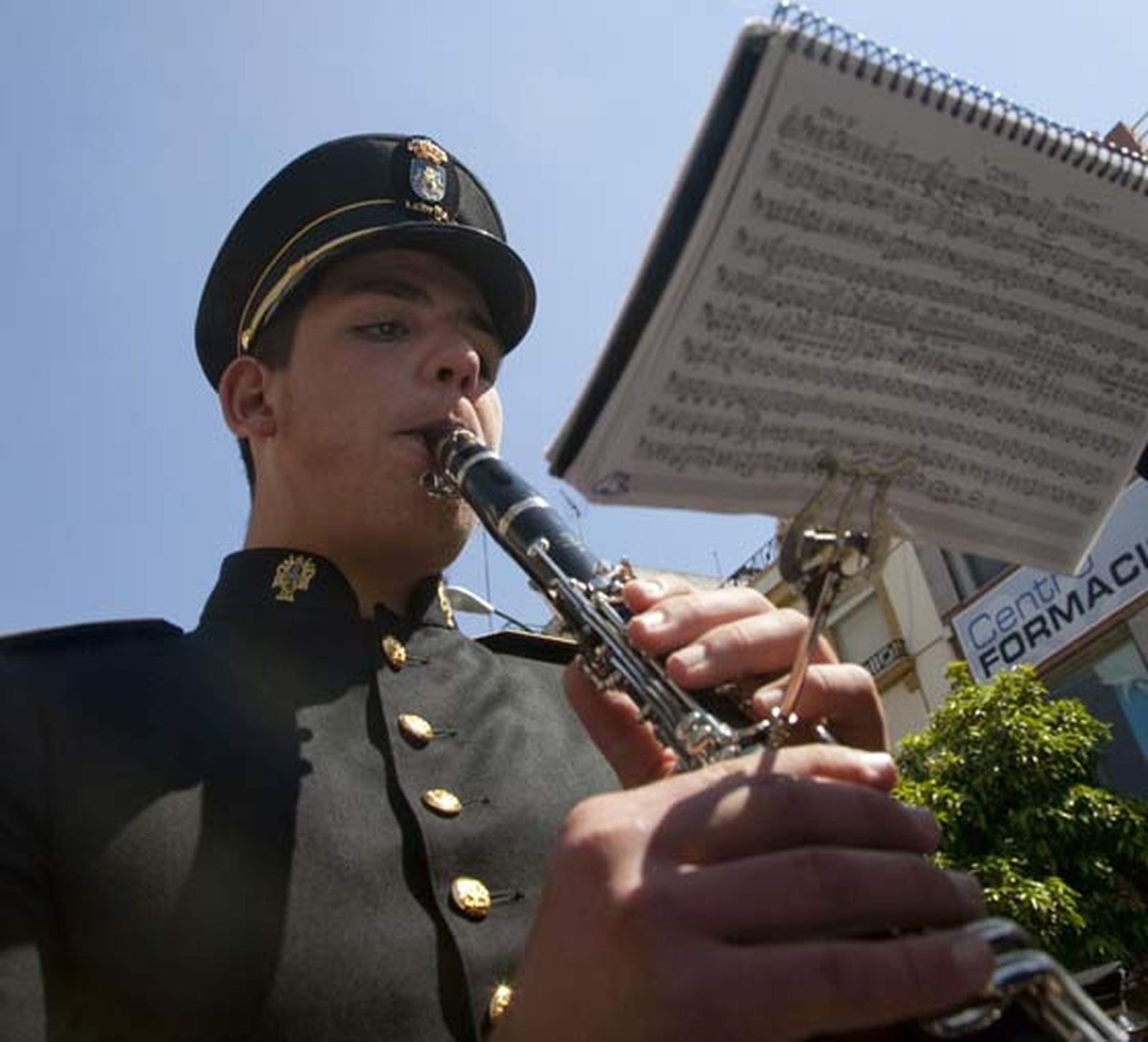 Detalle de uno de los músicos de la agrupación musical del Palio de la Virgen del Rosario.

Foto: Jaime Martínez