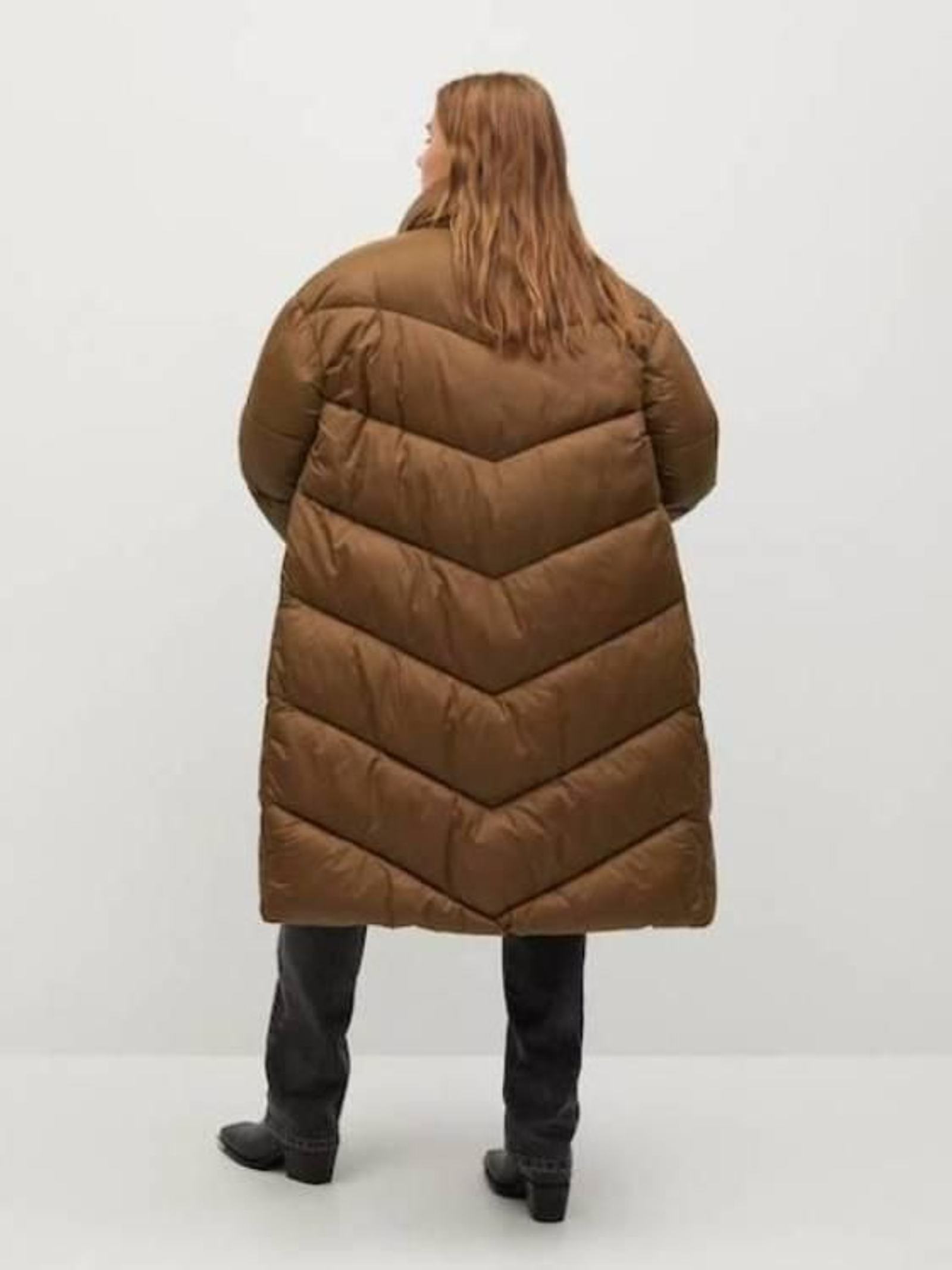 Plumífero XXL de Mango en color marrón.