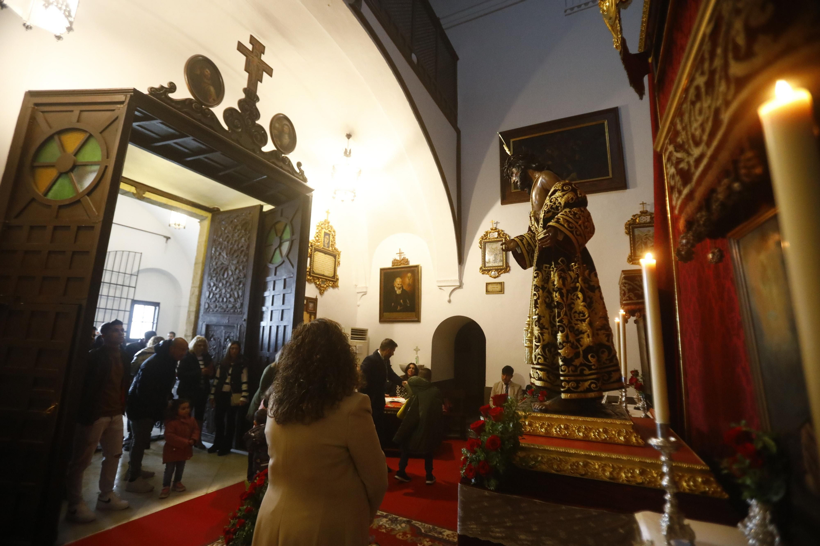 Las mejores imágenes de los besapiés del segundo domingo de Cuaresma en Córdoba