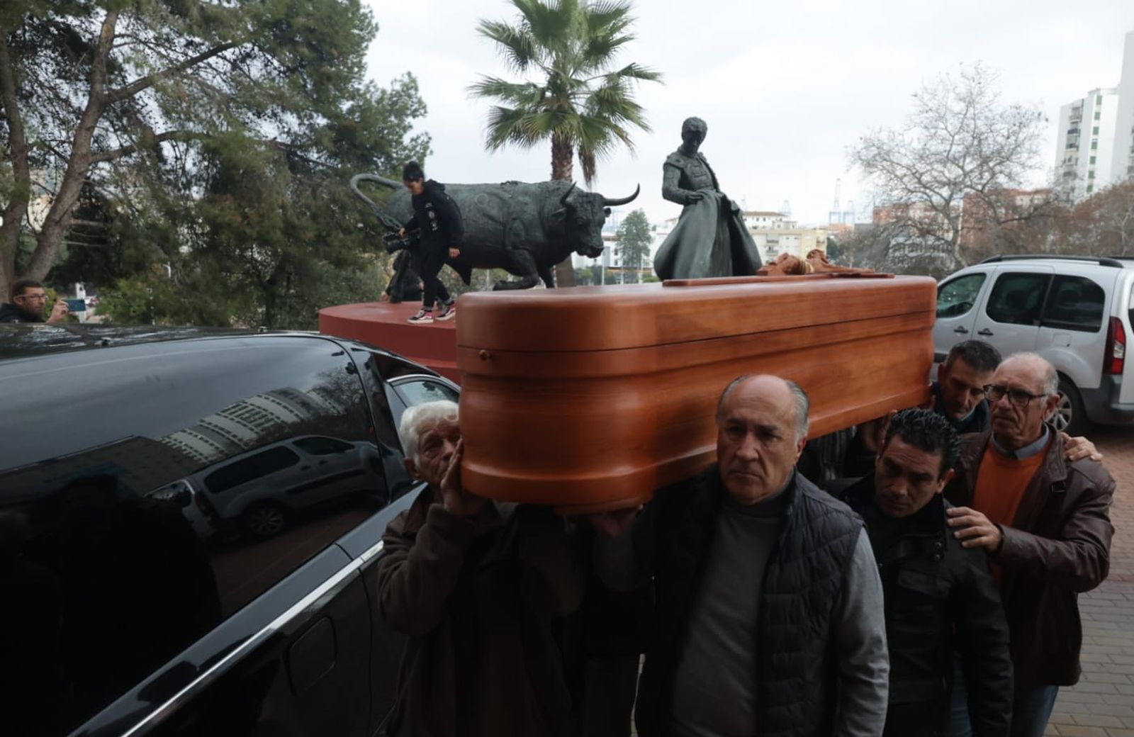 La comitiva hizo una parada especial ante la estatua de Miguelín, figura que el 'Niño de las Coles' admiró profundamente.