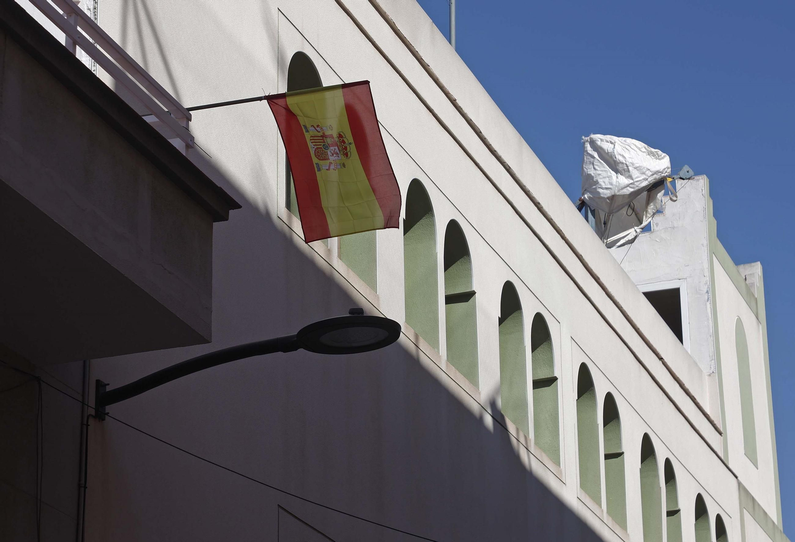 La mezquita Al Houda, con una bandera  de España en su fachada.