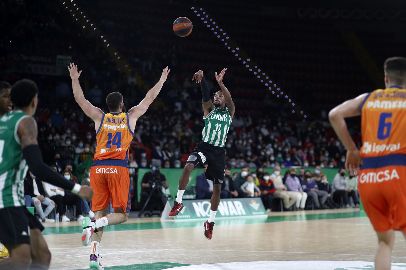 Shannon Evans lanza ante Dubljevic en el duelo de la pasada campaña en San Pablo contra el Valencia Básket.