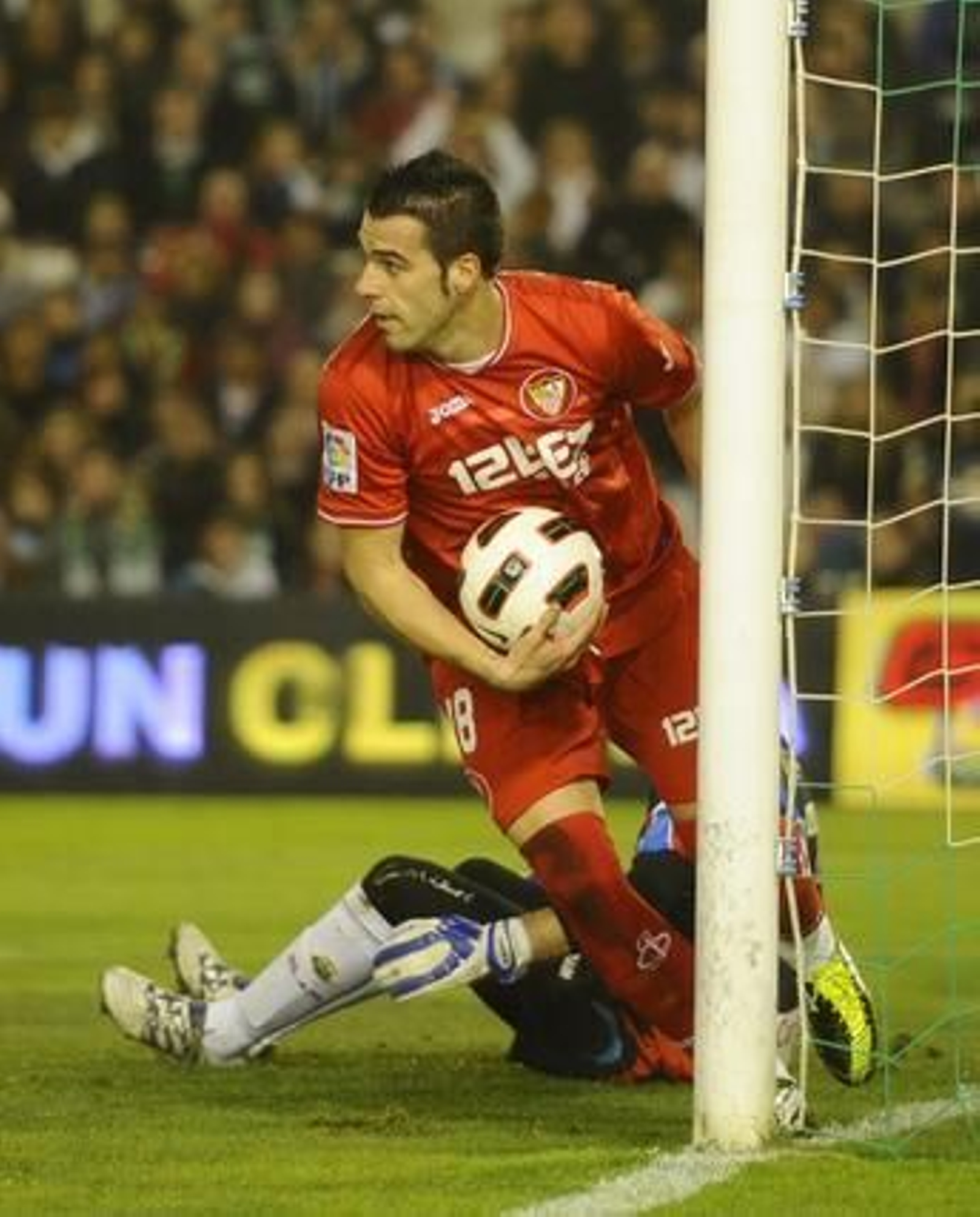 El Sevilla pierde un punto en el descuento frente al Racing (3-2). / Félix Ordóñez