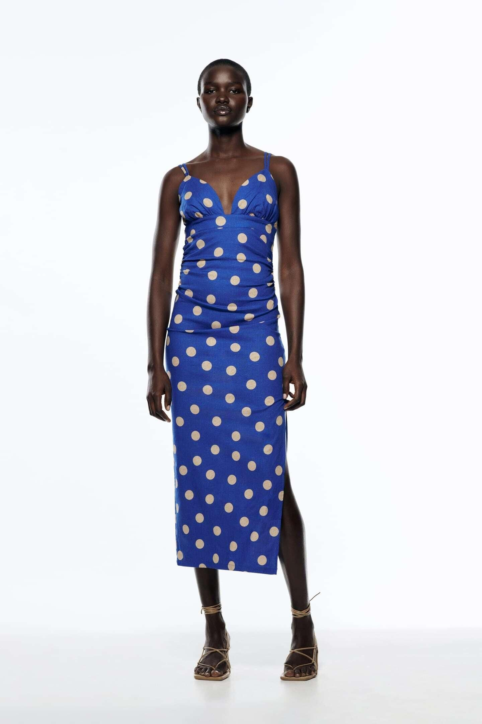 Vestido de lunares azul de Zara. Vestido de lunares azul de Zara.
